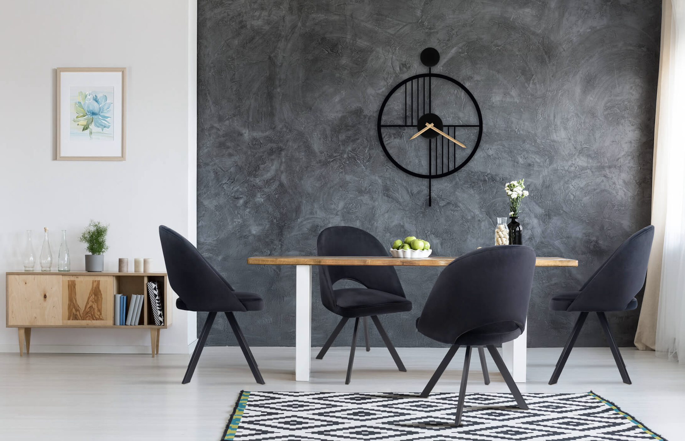 krzesło kubełkowe czarne z wygodnym wyprofilowanym oparciem w salonie 